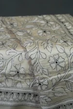 Bolpur – Hand-Stitched Beige Floral Motif Nakshi Kantha Saree - Image 3